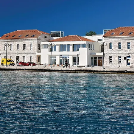 3 Bedroom Amazing In Holiday home